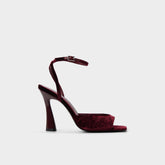 Alisonn in Bordo -