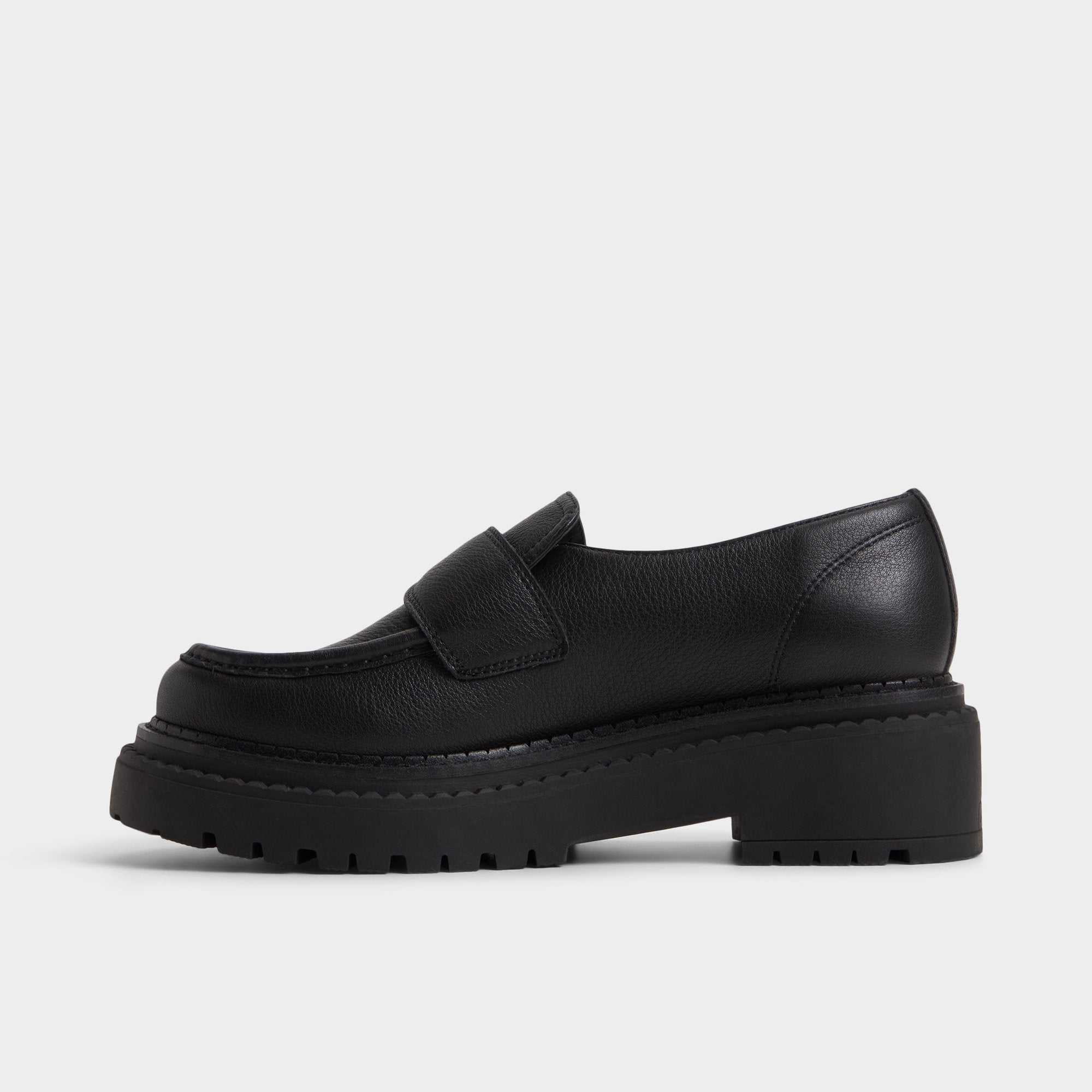 Miravella in Black - Loafer, Lug sole