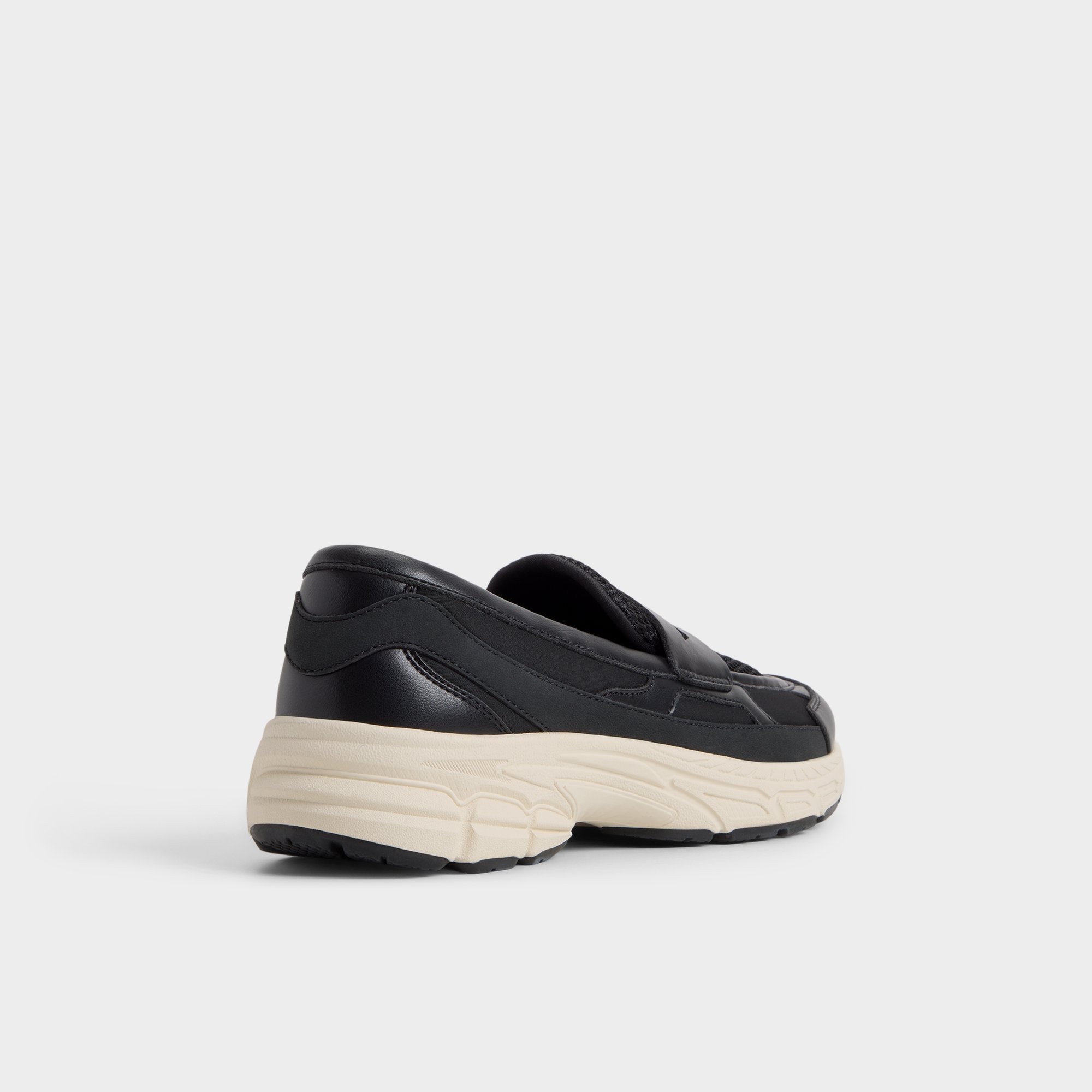 Loffy in Black - Loafer, Jogger sole