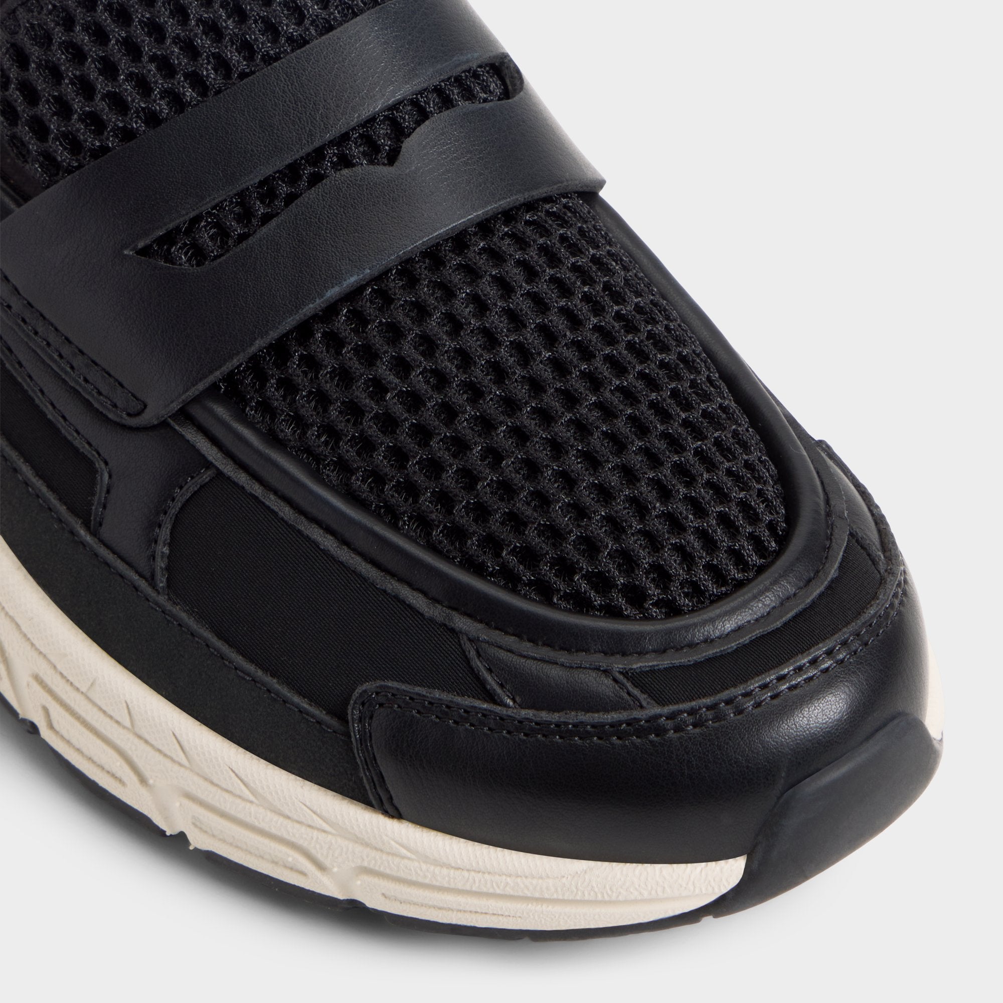 Loffy in Black - Loafer, Jogger sole