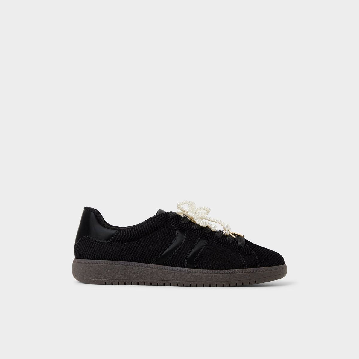 Chicsneaker2 in Black Black - Low top sneaker, Cup sole