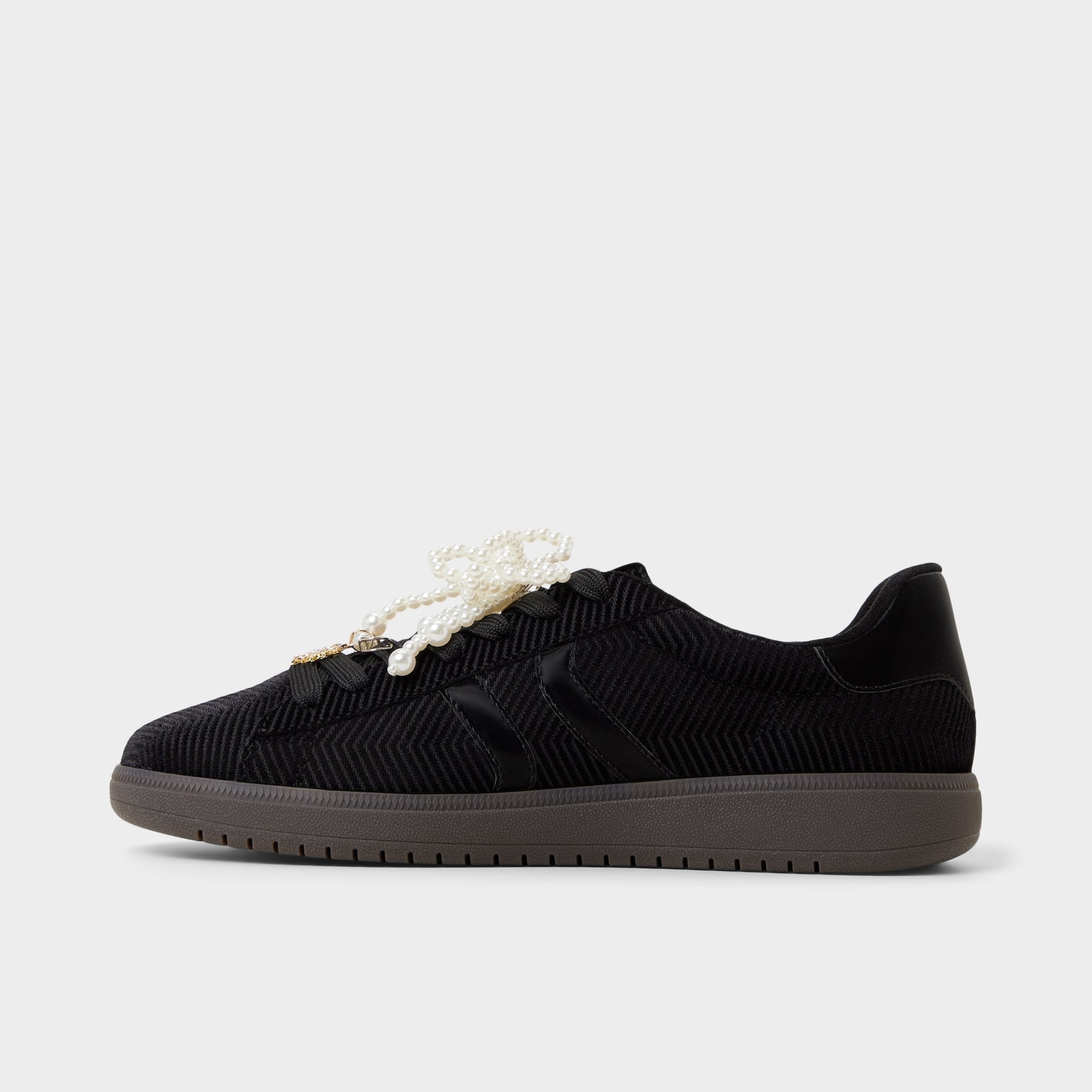 Chicsneaker2 in Black Black - Low top sneaker, Cup sole