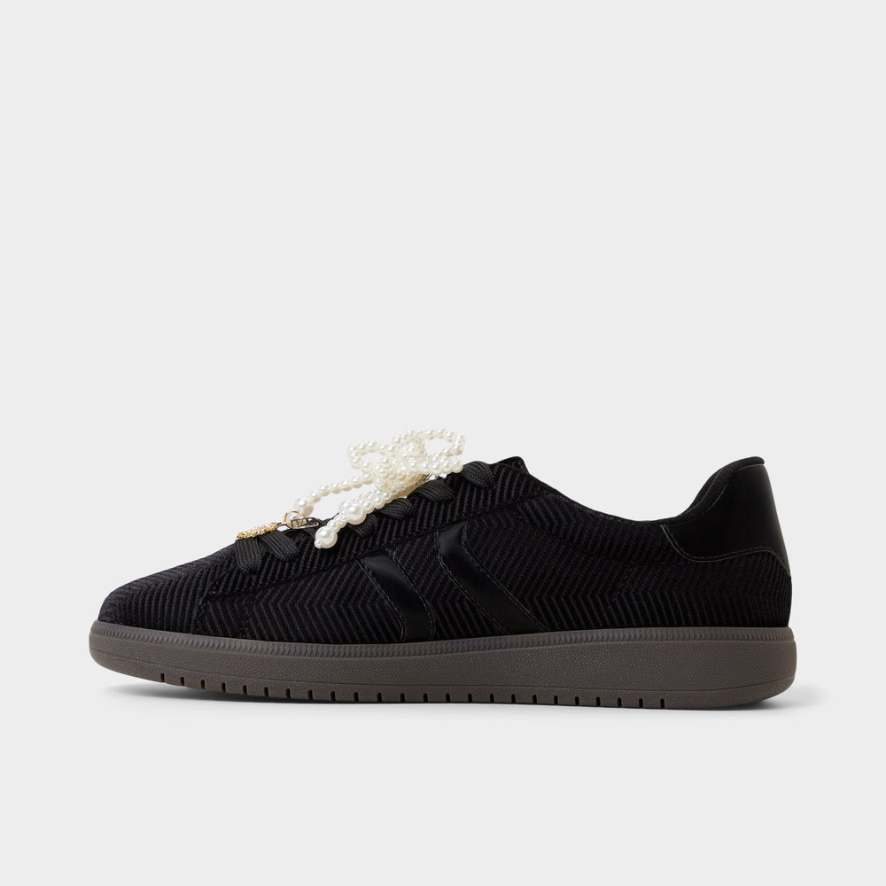 Chicsneaker2 in Black Black - Low top sneaker, Cup sole