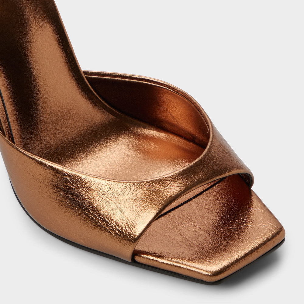Alisonn in Bronze -