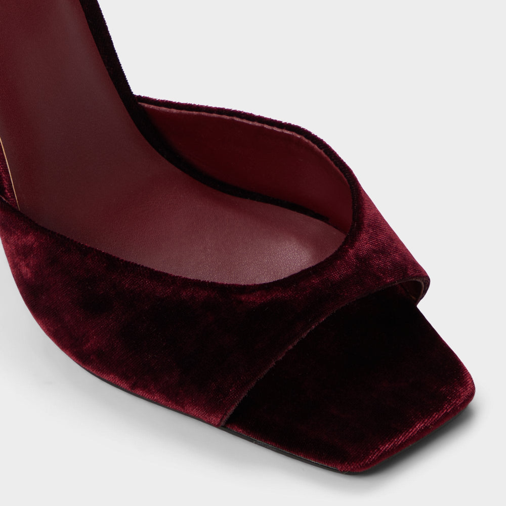 Alisonn in Bordo -