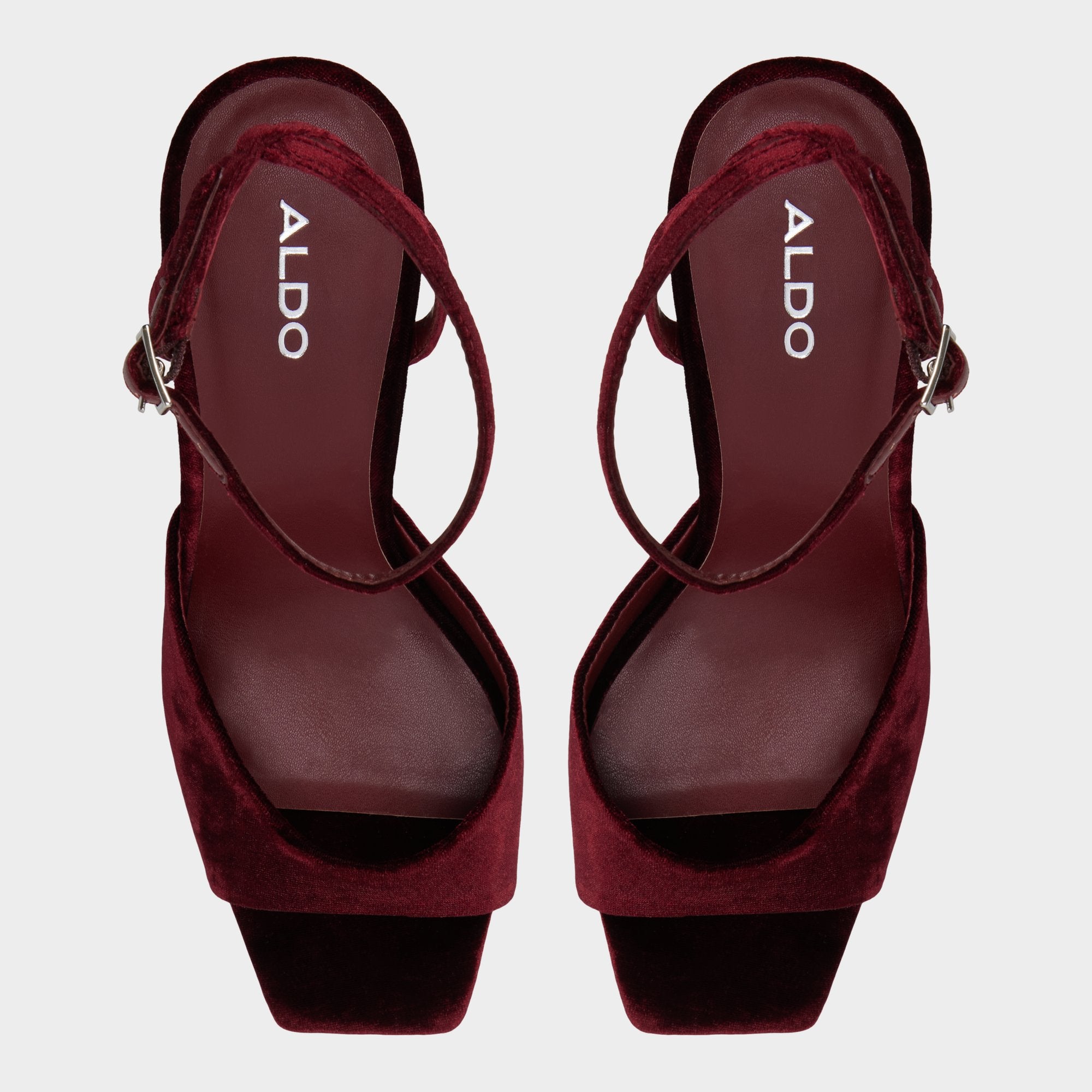 Alisonn in Bordo -