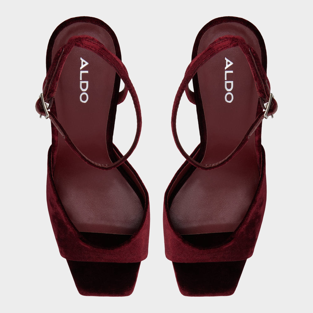 Alisonn in Bordo -