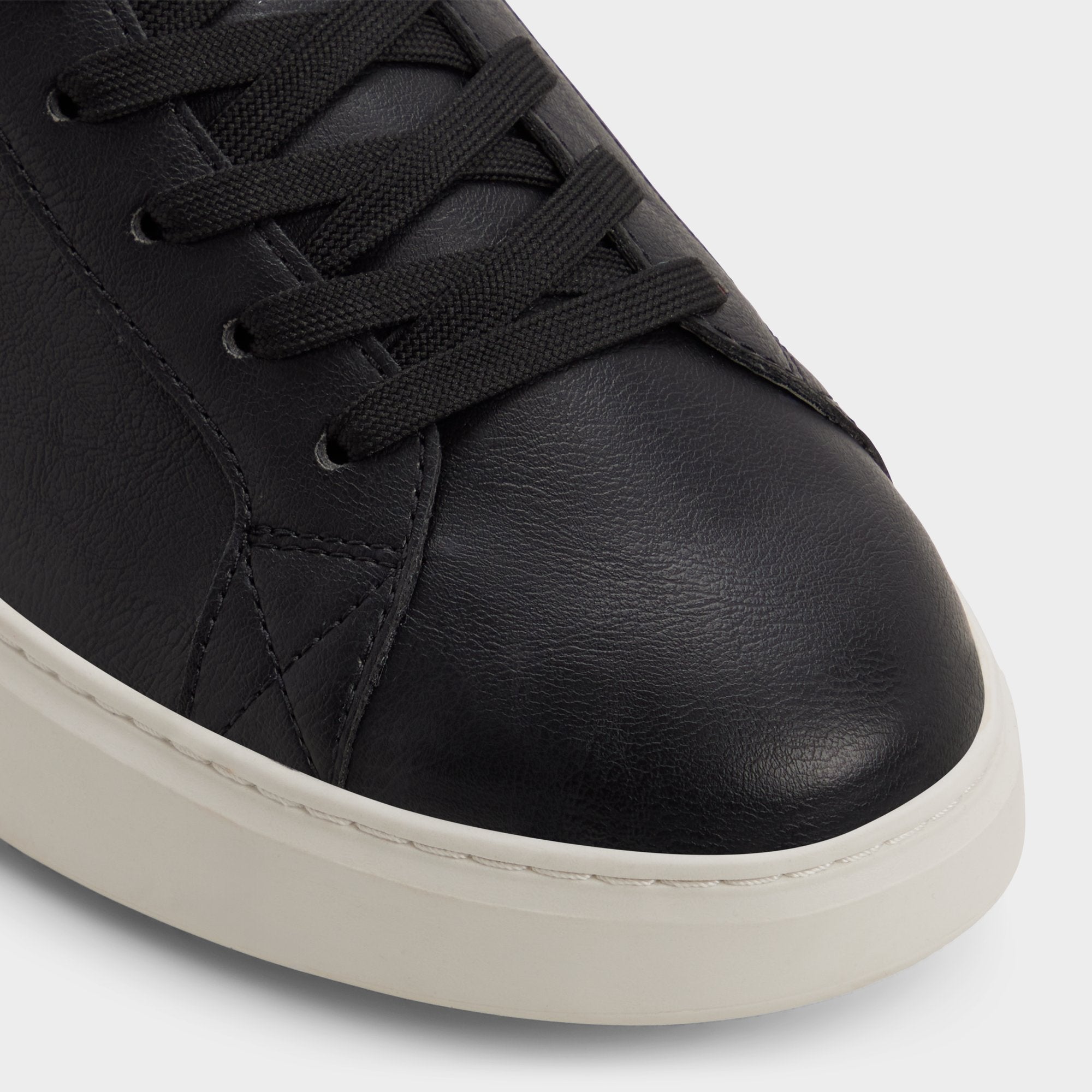 Rohan in Black - Low top sneaker